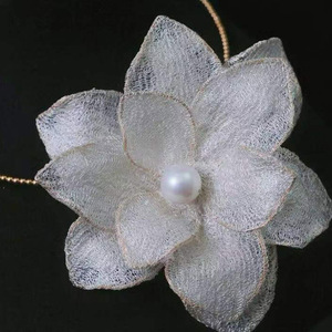 Collar con Colgante de Perla y Flores de Encaje Hecho a Mano, Artesanía Italiana en Encaje, Oro de 14K Importado de EE. UU., Perla Natural de Agua Dulce - Product Image 2
