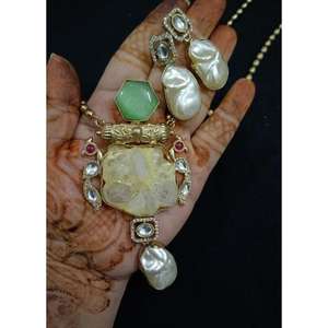 Collier unique plaqué or tibétain fait à la main avec perles Radha Krishna pierre de lune et oeil de tigre pierres semi-précieuses - Product Image 5