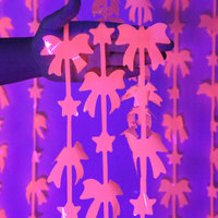 Rideau à franges en ruban fluorescent Maca Rose Red, effet lumineux néon accrocheur sous lumière ultraviolette, produit très demandé.