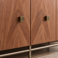 Buffet à quatre portes WYRAX en bois grainé avec poignées carrées en laiton et base métallique surélevée pour le rangement dans les salles à manger d'hôtel