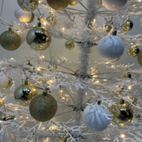 Fabrik-Großhandel: Weißer, vorbeleuchteter Weihnachtsbaum mit abgeknickten Ästen und Kugel-Set, LED-Beleuchtung, Kunststoffmaterial, Netzstecker-Betrieb