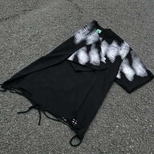 Camiseta Negra Oversize para Hombre, Manga Corta, Cuello Redondo, Estampado con Efecto Goteo, Estilo Urbano, con Dobladillo Desgastado y Patrón Blanco - Product Image 4