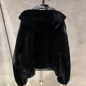 Veste Courte <span class=keywords><strong>Femme</strong></span> Noire en Peau de Mouton avec Boucle, <span class=keywords><strong>Capuche</strong></span> et Bordure en Cuir, Manteau d'Hiver - Product Image 2