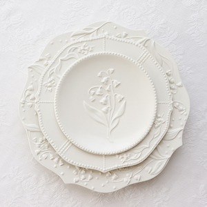 Ensemble d'assiettes en céramique à motif de fleurs en relief blanc, assiettes à dîner faites à la main pour mariage - Product Image 1