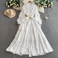 Robe décontractée élégante pour femmes avec empiècements en dentelle, manches longues, coupe trapèze, nœud à la taille et appliques florales pour le quotidien
