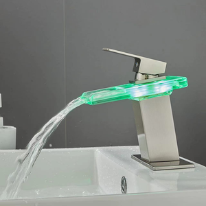 Robinet de lavabo moderne <span class=keywords><strong>avec</strong></span> LED 3 couleurs changeantes Robinet de cascade en verre de luxe pour lavabo de salle de bain Robinet de lavabo de salle de bain - Product Image 1
