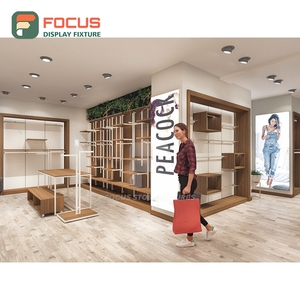 Vitrine en métal chromé au design amélioré pour magasin de détail, aménagement de boutique, design pour chaîne de magasins de vêtements - Product Image 2