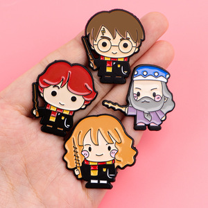 Spilla nuova accademia di magia personaggio animato distintivo moda popolare Film dei cartoni animati Souvenir spilla in smalto - Product Image 3