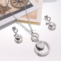 Bijou fantaisie plaqué or 18 carats pour femme en acier inoxydable avec coquille noire et pierre, design élégant