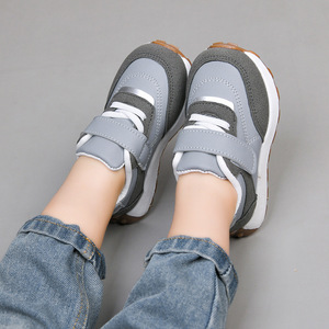 Zapatillas deportivas para niños con cierre de velcro, parte superior de PU, suela de goma resistente al desgaste, ligeras, informales, para caminar, para niños pequeños - Product Image 2