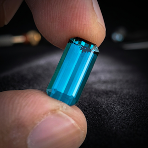 Tourmaline bleue néon naturelle de qualité supérieure, taille émeraude, 5,55 carats, coupe excellente, sans défaut, provenant d'Afghanistan - Product Image 3