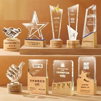 Trophée en cristal sur base en bois massif gravé et sablé, formes multiples, personnalisable par le fabricant, pour souvenirs de cérémonie de remise des prix