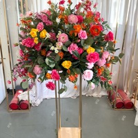 Boules de fleurs roses et fuchsia, différents types de boules de fleurs en vrac, centre de table, décoration de mariage