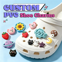 Breloques de chaussures en PVC souple 2D personnalisées en gros, décorations DIY pour sabots et sandales, accessoires de chaussures personnalisés en forme de dessin animé, échantillon gratuit