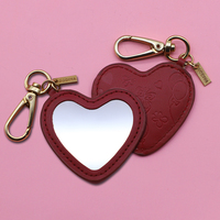 Miroir de poche compact portable en cuir PU en forme de cœur rouge avec logo personnalisé et porte-clés