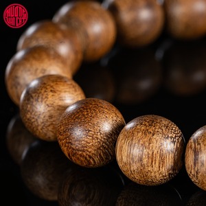 สร้อยข้อมือไม้กฤษณาธรรมชาติ ลูกปัดกลมขนาด 12 มม. ไม้แก่แตกแตกลอกบางส่วน น้ำหนักเบา กลิ่นหอมเข้มข้น หายาก น้ำหนัก 14.67 กรัม - Product Image 4
