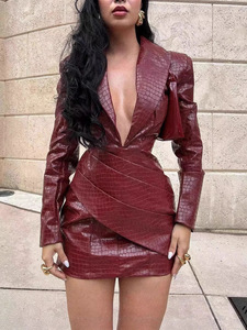 XH1115 - Collezione Autunno 2026 <span class=keywords><strong>Donna</strong></span>: Abito in <span class=keywords><strong>Pelle</strong></span> Rosso Sexy con Scollo a V Profondo e Pieghe - Product Image 1