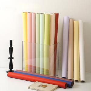 Rouleaux de papier d'emballage pour bouquet de fleurs en <span class=keywords><strong>film</strong></span> mat épaissi en soie 7.5 Papier d'emballage imperméable de couleur unie Papier d'emballage floral - Product Image 1