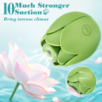 Lotus est en train de lécher la tige vibrante. Stimulateur clitoridien rechargeable par USB avec chargeur magnétique, étanche IPX7, 7 modes
