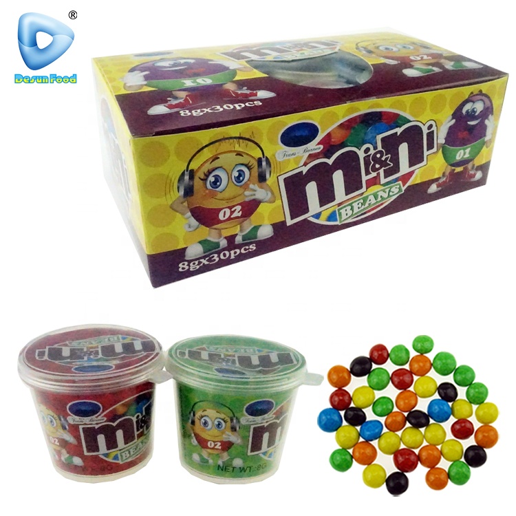 Вкусные красочные шоколадные бобы, конфеты типа, чашка, мини-шоколад