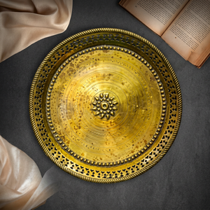 Assiette décorative ronde avec incrustation dorée, faite à la main, en métal poli, style traditionnel chinois - Product Image 1