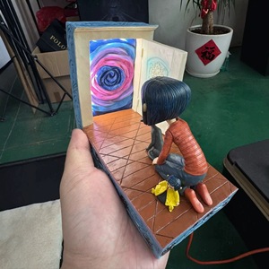 Statua da Collezione Mommy Ghost <span class=keywords><strong>Caroline</strong></span> Classic Little Door Scene in PVC - Modellino Anime per Collezionisti - Regalo - Product Image 3
