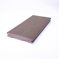 Plancher en PVC solide co-extrudé ASA |   Planches de terrasse en composite extérieur antidérapantes, résistantes à l'eau, à grain de bois brossé moderne, système de clic