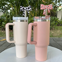 Design personnalisé Highland Cow Gobelet à bottes en silicone imprimé guépard rose avec nœud en silicone et paille pour capuchon Stanley