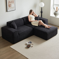 Die Wohnzimmermöbel sind luxuriös und modern, mit einem vakuumkomprimierten Stoffsofa und einem großen modularen Sofa aus schwarzem Rindsleder.