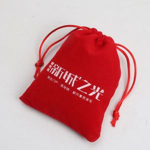 Pochette à bijoux rectangulaire en velours rouge avec logo personnalisé, cordon de serrage, 7x9cm, emballage cadeau portable pour bracelet - Product Image 5