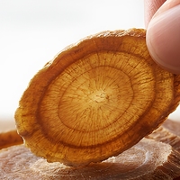 Tranches de ginseng rouge coréen, racine de ginseng séchée, ingrédient pour tisane, épice pour soupes et plats.