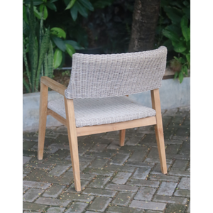 Conjunto de sillón y taburete Sydney, fabricado con madera de teca duradera y elegante ratán sintético, que combina elegancia y resistencia. - Product Image 1