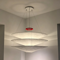 Lustre suspendu de forme conique inspiré des designers italiens, idéal pour les salons, les hôtels, les maisons d'hôtes et les chambres.