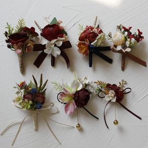 Corsage en polyester rouge bordeaux de haute qualité et tendance pour la mariée, la demoiselle d'honneur, le marié, la mère de la mariée, boutonnière pour réunion d'affaires, mariage - Product Image 2