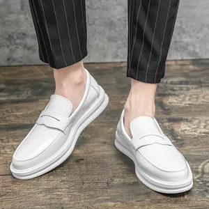 Gut aussehende weiße Lederschuhe Slip On Round Toe Height Zunehmende Männer Penny Loafers