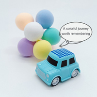 Quatre adorables modèles de voitures en plastique à rétrofriction de l'usine : Taxi, Bus scolaire, Voiture vintage. Figurines décoratives parfaites.