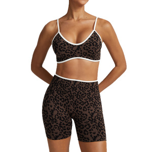 Set Yoga Donna Senza Cuciture <span class=keywords><strong>con</strong></span> Stampa Leopardata 3D, <span class=keywords><strong>Reggiseno</strong></span> <span class=keywords><strong>Sportivo</strong></span> Imbottito e Leggings Modellanti in Nylon Spandex per Palestra e Allenamento - Product Image 3