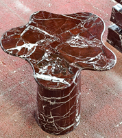 Console sur piétement en marbre rouge de style italien minimaliste - Table de canapé sculpturale en pierre rouge profond, table socle monobloc