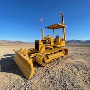 Topadora de cadenas Caterpillar D3C amarilla, equipo de construcción con cuchilla y motor para tareas de movimiento de tierras - Product Image 1