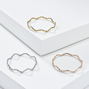 Anillo de Moda de 1 mm con Diseño de Onda, de Acero de Titanio, para Uso Diario de Mujeres, Joyería Elegante para el Trabajo, en Plata, Oro y Oro Rosa - Product Image 1