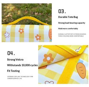 เสื่อมีด้ามจับ พับได้ ลายทางสีสันสดใส ผ้าห่มปิกนิกกลางแจ้ง ขนาดกะทัดรัดสำหรับครอบครัวที่ไปตั้งแคมป์ชายหาด - Product Image 3