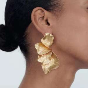 Nouveau Bijoux tendance Boucles d'oreilles plissées en or Forme de fleur Diamant Nouveau design Alliage de zinc Tendance Bijoux Boucles d'oreilles pour mariage - Product Image 2