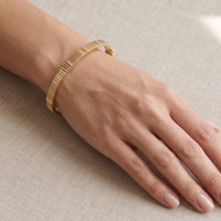 Luxuriöses goldfarbenes 925er Sterlingsilber-Armreif mit geriffeltem Scharnier, Zirkonia-Pavé und moderner Textur für Damen und Kinderpartys