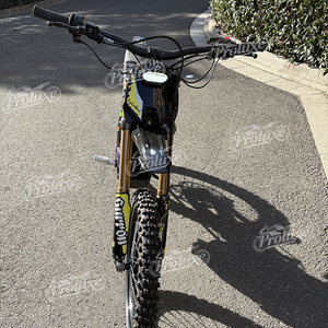 EN STOCK AVEC LIVRAISON IMMÉDIATE : Vélo tout-terrain Surron Light X 10kW à transmission intermédiaire, 35Ah, suspension intégrale, avec chargeur, modèle Surron Ultra Bee - Product Image 4