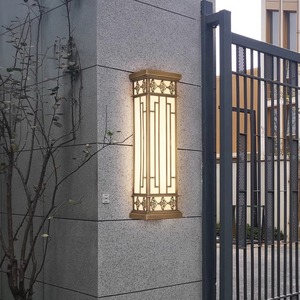 Applique murale extérieure Huiju Villa en cuivre, bande longue, lumière neutre 4000K pour piliers de cour de villa - Product Image 1