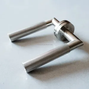 Poignée de porte à levier moleté en acier inoxydable massif de haute qualité moderne sur rose pour portes intérieures - Product Image 3