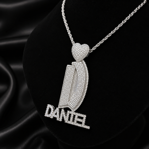 Pendentif élégant en argent plaqué or avec moissanite sertie griffe, style hip-hop, bijou de mode glacé, breloque de déclaration haut de gamme, style designer - Product Image 1