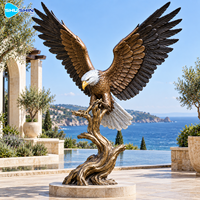 Sculpture d'aigle chauve majestueuse en bronze, moulée à la cire perdue, en laiton et cuivre, statue d'oiseau personnalisée pour hôtel, place publique, jardin, complexe hôtelier, cour.