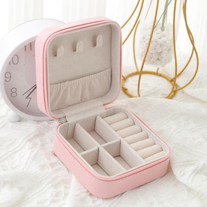 Estuche de Almacenamiento de Joyas de Cuero PU Pequeño con Logotipo Personalizado, Caja Organizadora de Joyas de Viaje Hecha a Mano con Cierre - Product Image 6