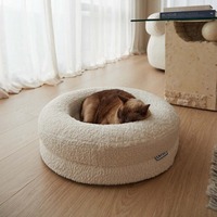 Nouveau Lit pour Chat Moderne en Peluche, Coussin en Polaire Corail avec Mousse à Mémoire de Forme, Chaud et Confortable pour un Sommeil Profond, Détachable et Lavable, en Carton